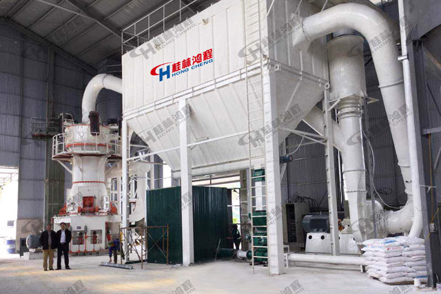 新疆稀土礦，稀土磨粉機，超細磨粉機，超細立磨，超細立式磨粉機，磨粉機廠家，客戶現場